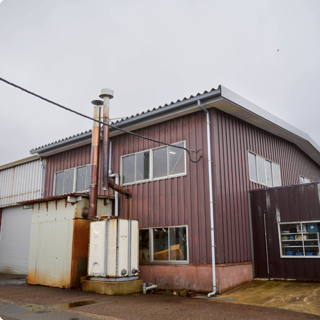 工場の屋根改修前（赤茶色）