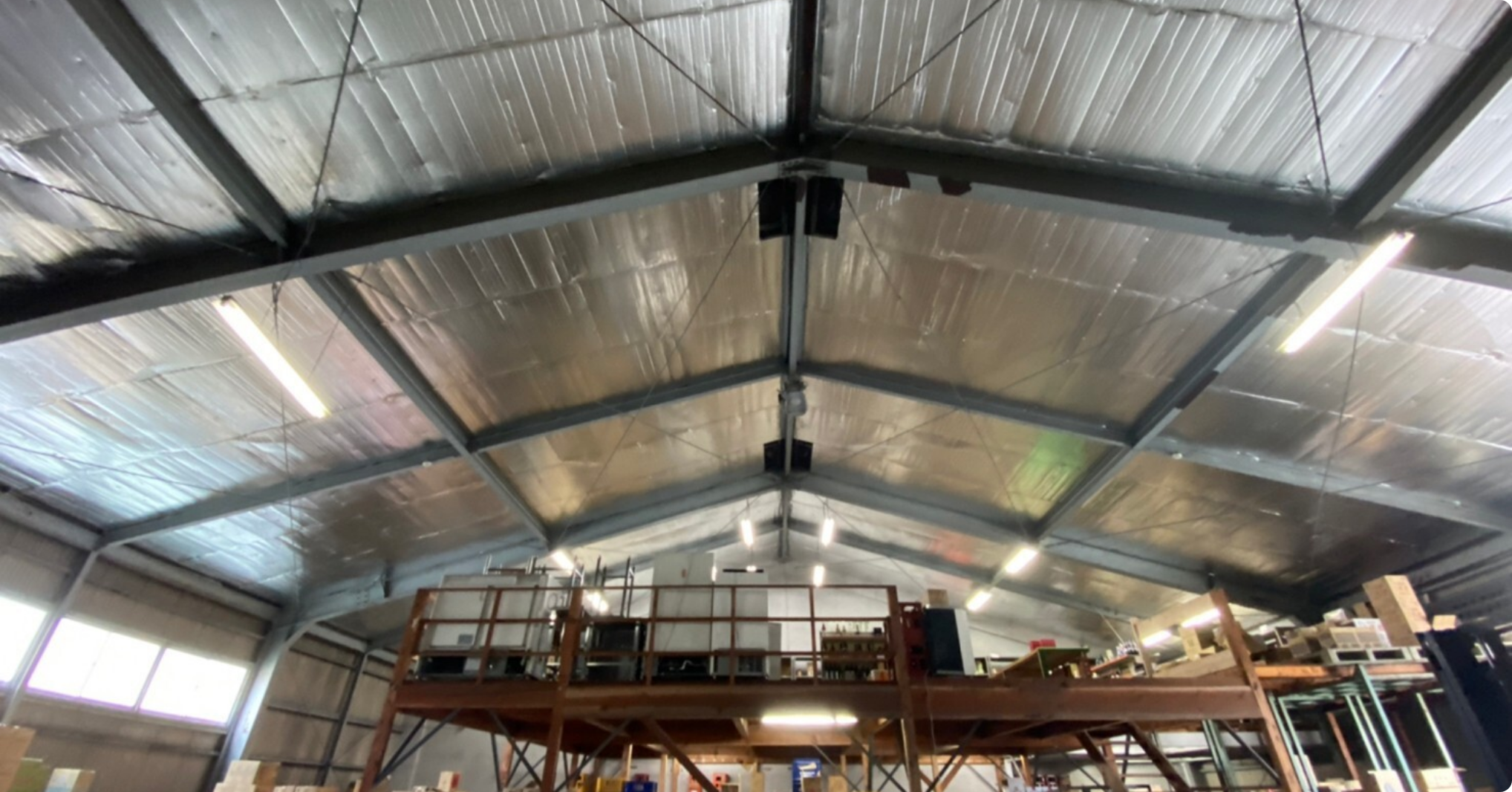 工場内部の天井に施工されたサーモバリア