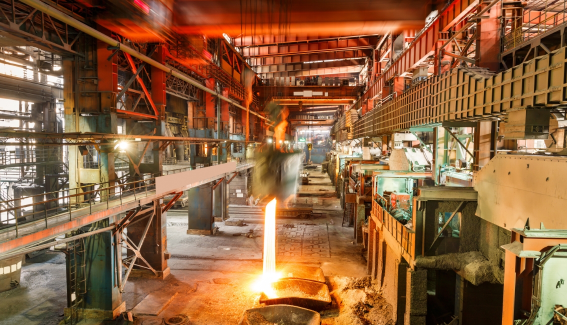 熱を発生させる工場内の機械設備