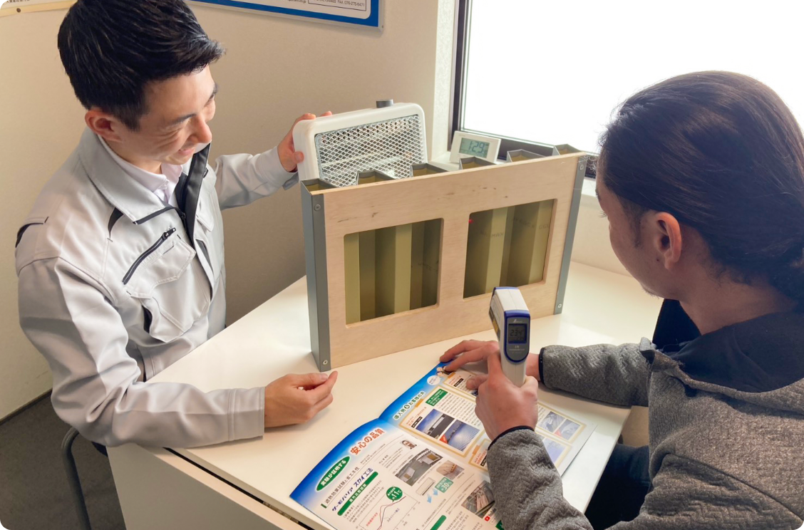 サーモバリアのデモンストレーションを実施する営業担当者