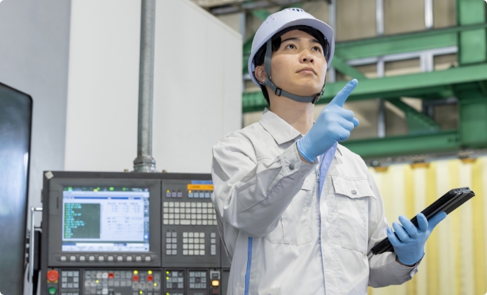 工場内で機械を操作する作業員