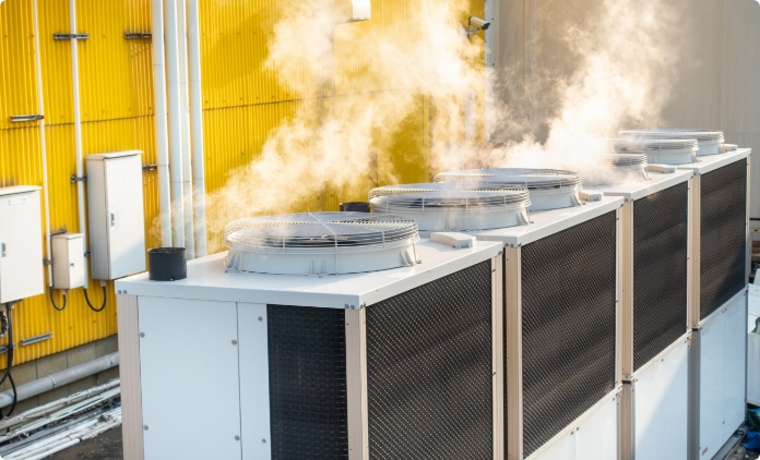 工場の屋上にある空調設備