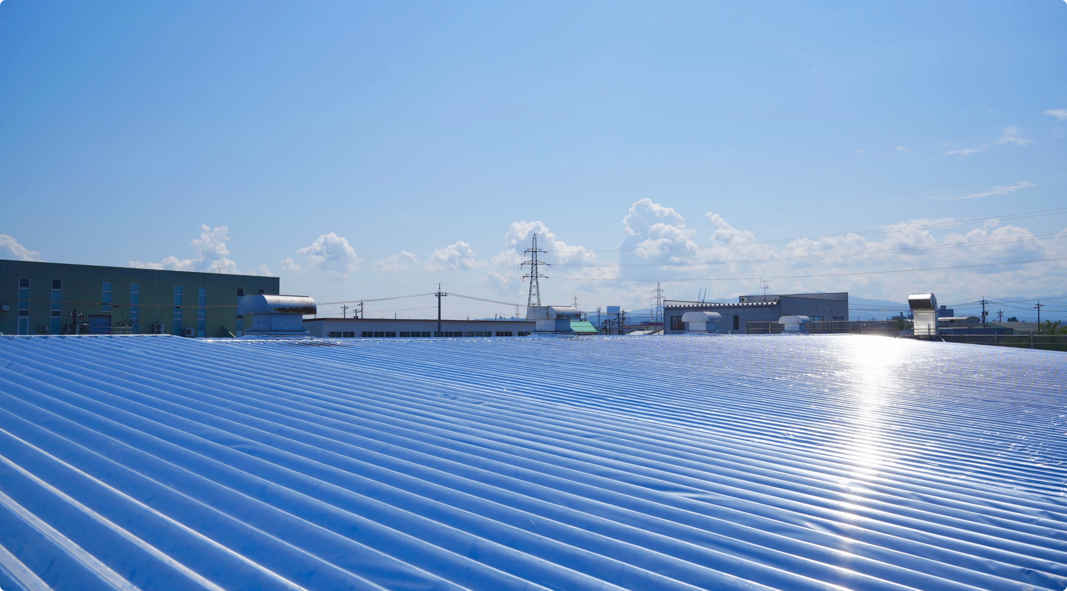 工場の屋根に施工したサーモバリア風景